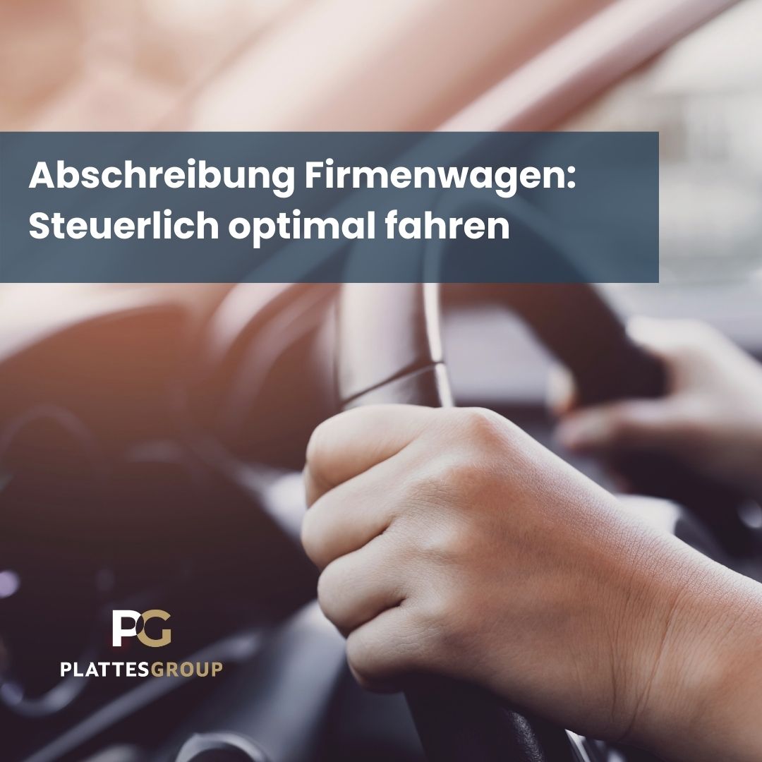 Foto Hand am Lenkrad von einem Auto