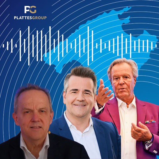 Herr Prof. Dr. Eisgruber, Herr Dr. Ralf Demuth und Willi Plattes gemeinsam vor einem blauen Hintergrund. Oben links sieht man das Logo der PlattesGroup